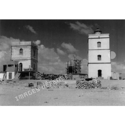 Djibouti, territoire français des Afars et des Issas, 1949. Le nouveau et l'ancien phares de Ras Bir.