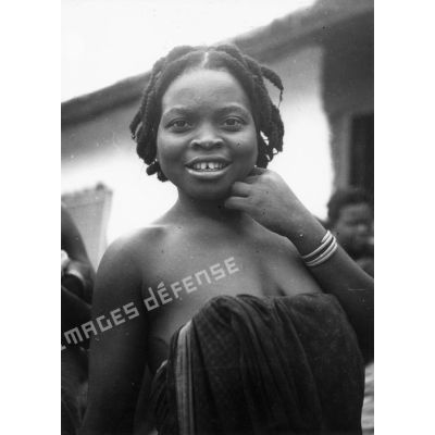 République Gabonaise, Lébamba, 1944. Jeune fille Bandjabi (Bandzabi).
