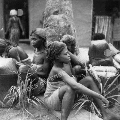 République Gabonaise, Lébamba, 1944. Femmes Bandjabi (Bakota) vendant du manioc.