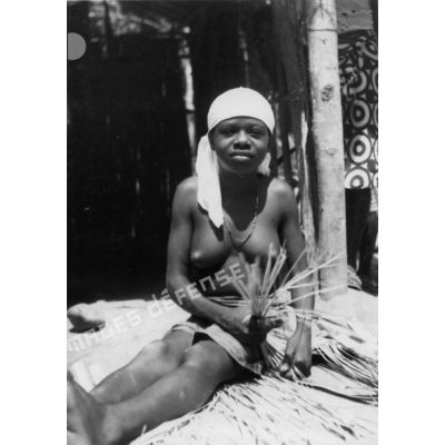 République Gabonaise, 1944. Jeune fille Bapounou.