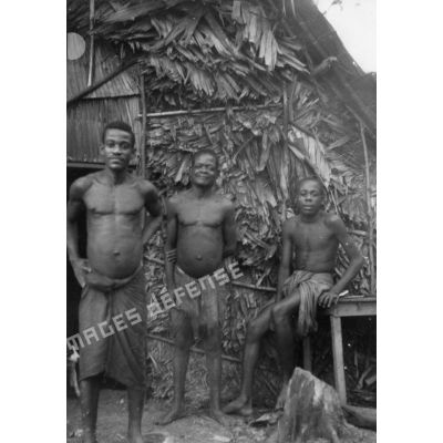 République Gabonaise, 1943. Groupe de Pygmées.