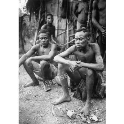 République Gabonaise, Bongolo, 1944. Groupe de Pygmées.
