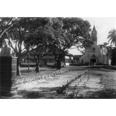 République Gabonaise, Libreville, mai 1952. Eglise Sainte-Marie. Au 1er plan à gauche, buste de Mgr Bessieux par le sculpteur Jonchères.