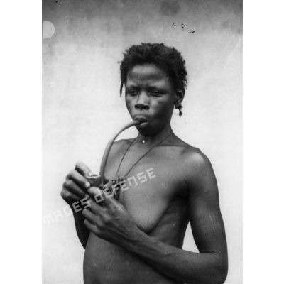 République Gabonaise, 1943. Femme Bantou.