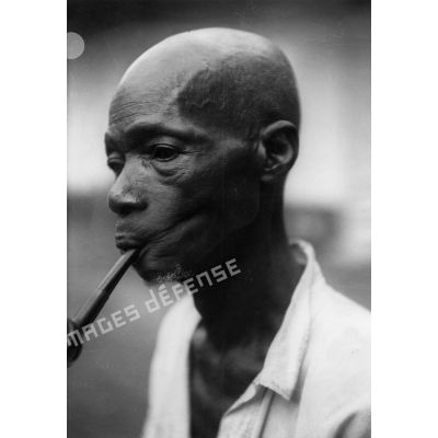 Guinée, 1950. Vieillard de 75 ans, ancien guerrier des partisans de Samory.
