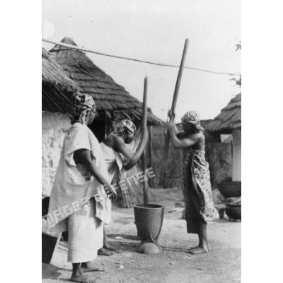 République de Guinée, Kouroussa. Femmes pilant le mil.