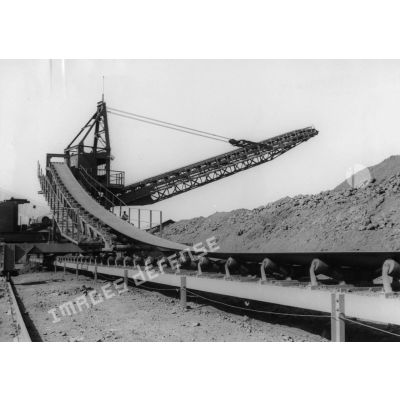 République de Guinée, Conakry, 1957. Mise en stock du minerai de fer.