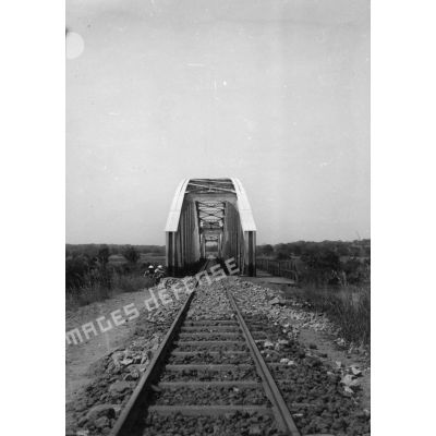 République de Guinée, 1950. Chemin de fer Conakry-Kankan. Pont sur le Niandan, près de Baro.