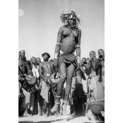 République du Tchad, région de Mongo, 1949. Danseuse Adjeraye.