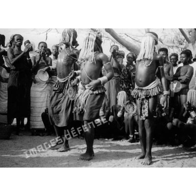 République du Tchad, 1944. Danseuses à Sarh (ex Fort-Archambault).