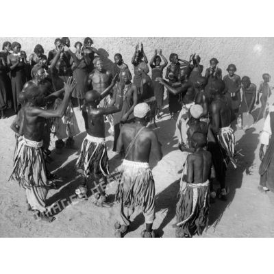 République du Tchad, Fort-Lamy, 1949. Danseurs Sara.