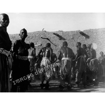 République du Tchad, Fort-Lamy, 1949. Scène de danse. Sara.