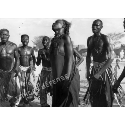 République du Tchad, Fort-Lamy, 1949. Danseuse et danseurs Sara.