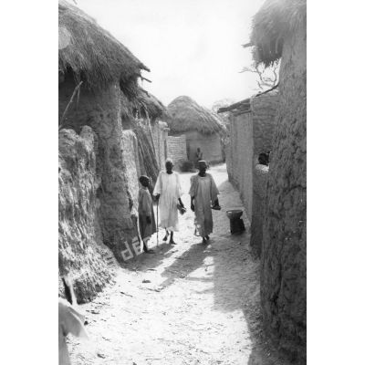 République du Tchad, 1970. Une rue du village de Goui.
