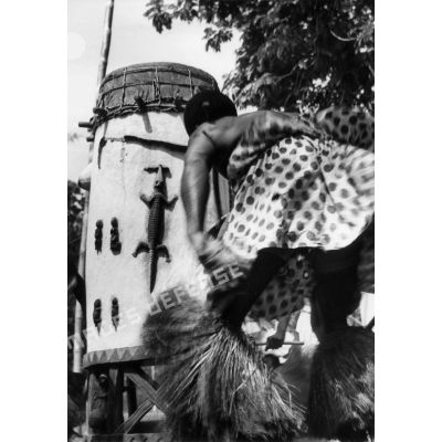 République du Dahomey, environs de Porto-Novo, 1960. Joueur de tam-tam.