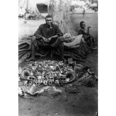 République du Dahomey. Marchand d'objets destinés à confectionner des "gris-gris".