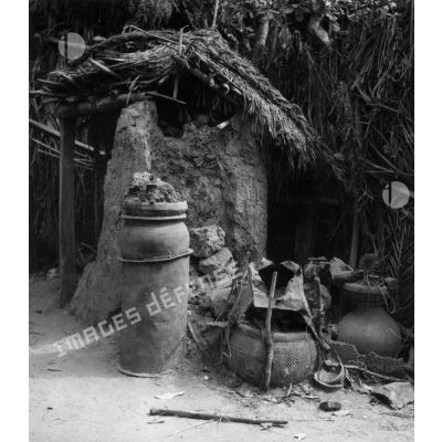 République du Dahomey, village de Dekin Afio, 1956 . Un autel familial reposant sur les tombes des ancêtres.