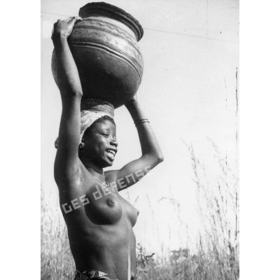 République togolaise, Sokodé, 1954. Porteuse d'eau.