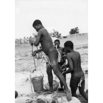 République togolaise, pays Tamberma, 1954. Femmes Losso au puits.