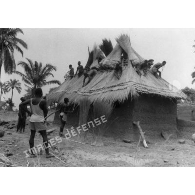 République togolaise, région de Koumea, 1953. Couverture d'une case avec de la paille de brousse, en pays Kabre.