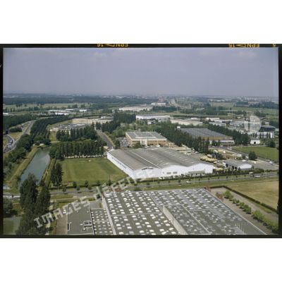 Evry-Courcouronnes (91). Zone industrielle de Saint-Quenauet et le bois de l'Epine à l'arrière-plan.