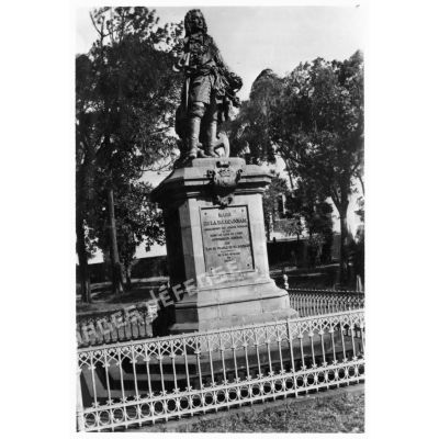 Saint-Denis (Ile de la Réunion). Statue de Mahé de la Bourdonnais due au sculpteur Rochet.