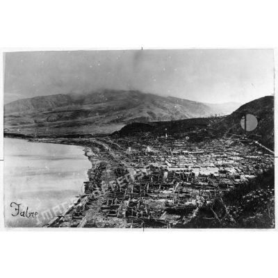 La ville de Saint-Pierre en ruines, après l'éruption de la montagne Pelée du jeudi 8 mai 1902. 30.000 morts, un seul survivant.