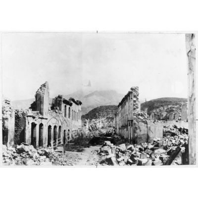 8 mai 1902. La ville de Saint-Pierre après l'éruption de la montagne Pelée. Vue de la rue Victor Hugo, autrefois appelée Grand'Rue