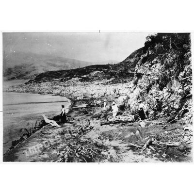 8 mai 1902. La plage de la ville de Saint-Pierre après l'éruption de la montagne Pelée.