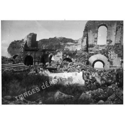 8 mai 1902. La ville de Saint-Pierre après sa destruction par l'éruption de la montagne Pelée. Ruines de la cathédrale du Mouillage.