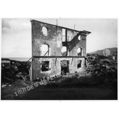 8 mai 1902. La ville de Saint-Pierre après sa destruction par l'éruption de la montagne Pelée. Un immeuble détruit.
