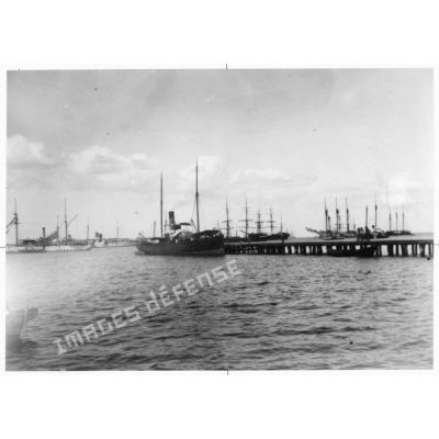 1902. La ville de Saint-Pierre avant sa destruction. Bateaux dans le port.