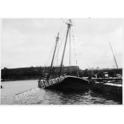 8 mai 1902. La ville de Saint-Pierre après sa destruction. Bateaux échoués dans le port.
