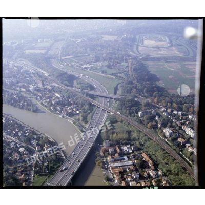 Joinville-le-Pont (94). L'autoroute A4 et le passage de la Marne.