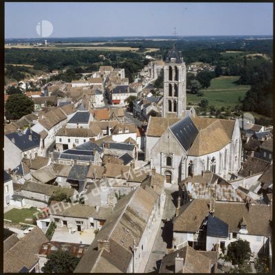 Château-Landon (77). L'église Notre-Dame et le quartier environnant.