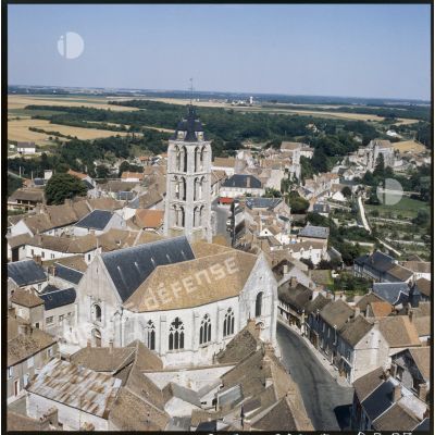 Château-Landon (77). L'église Notre-Dame avec les remparts sur la droite et l'abbaye Saint-Séverin à l'arrière-plan.