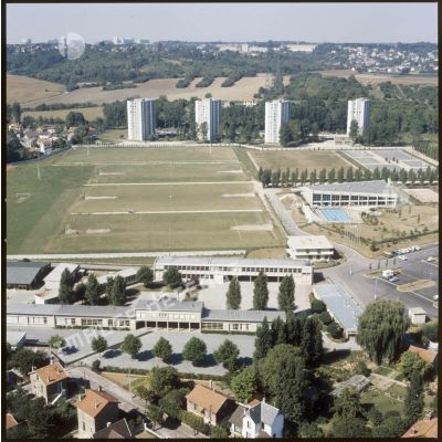 Chelles (77). Centre scolaire moderne.