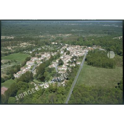 Asnières-sur-Oise (95). Vue générale sur un quartier pavillonnaire.