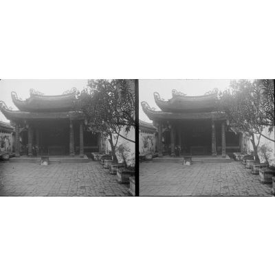 1128. Cour d’une pagode chinoise. [légende d'origine]