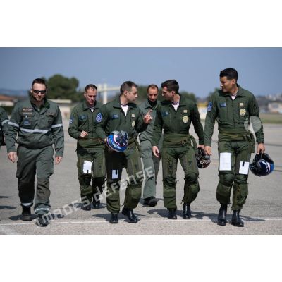 Les pilotes de la Patrouille de France rejoignent leur avion sur la base aérienne (BA) 701 de Salon-de-Provence.