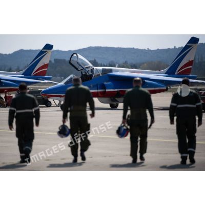 Les pilotes de la Patrouille de France se dirigent vers leur Alphajet sur la base aérienne (BA) 701 de Salon-de-Provence.