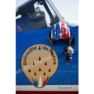 Un casque de pilote est accroché au cockpit d'un avion Alphajet de la Patrouille de France sur la base aérienne (BA) 701 de Salon-de-Provence.