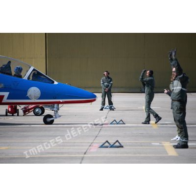 Les mécaniciens accueillent les avions Alphajet de la Patrouille de France à leur retour d'un vol d'entraînement sur la base aérienne (BA) 701 de Salon-de-Provence.