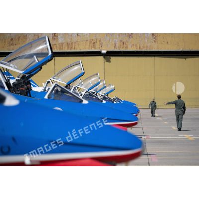 Des mécaniciens préparent des avions Alphajet de la Patrouille de France pour le premier vol de la journée sur la base aérienne (BA) 701 de Salon-de-Provence.