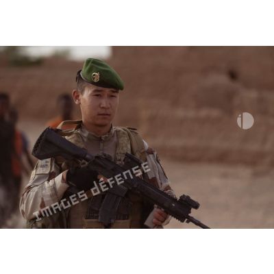 Un légionnaire du 2e régiment étranger de génie (REG) patrouille à Amachache, au Mali.