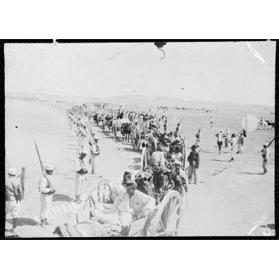 Arrivée d'un convoi de blessés à Colomb Béchar le 24 mai 1908. [légende d'origine]