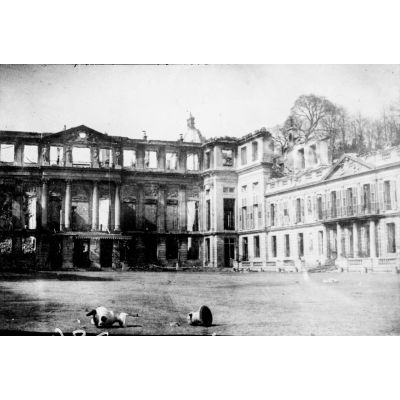 [Façade du château de Saint-Cloud après un incendie durant la guerre de 1870].