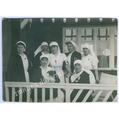 1914-1918. Mont Frenet. Equipe de femmes. Mme de Boisboissel, Melle Juge, Mme de Gennes, Mme Mangin, Melle Namur, Melles Frontault (Suzanne morte du typhus). [légende d'origine]