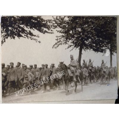 Guerre 1914-1918. Photos faites par papa. Rencontre de 1500 prisonniers boches sur la route de Carency. [légende d'origine]