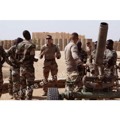 Des artilleurs du 93e régiment d'artillerie de montagne (RAM) encadrent une instruction au tir de mortier 120 mm rayé tracté (MO 120 RT) sur la base de Tessalit, au Mali.